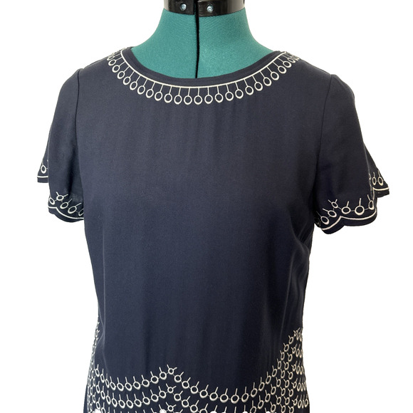Boden Navy Blue White Embroidered Shift Dress Short Scalloped Sleeve Size 4 Long - Picture 3 of 11